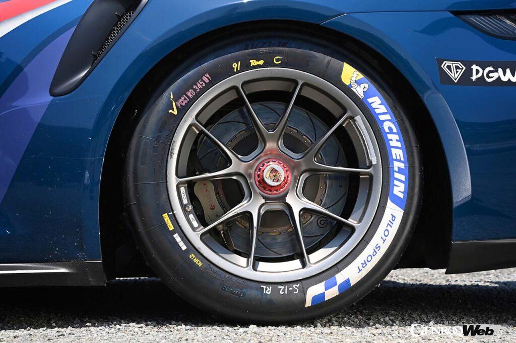 ホイールはセンターロック式ワンピース構造で、フロント12J×18、リヤ13J×18。スリックタイヤはミシュラン製Porsche Cup N3R。フロント30/65R18 、リヤ31/71R18。ブレーキはフロント6ピストン、リヤ4ピストンのアルミニウム製モノブロックキャリパー。ブレーキディスクは前後ともスチール製ベンチレーテッドで380mm径/32mm厚。サスペンションは鍛造コントロールアームとトップマウントで剛性強化。形式はフロントは911RSR由来のダブルウィッシュボーン、リヤはマルチリンク。ともに車高およびキャンバー、トーの調整が可能。