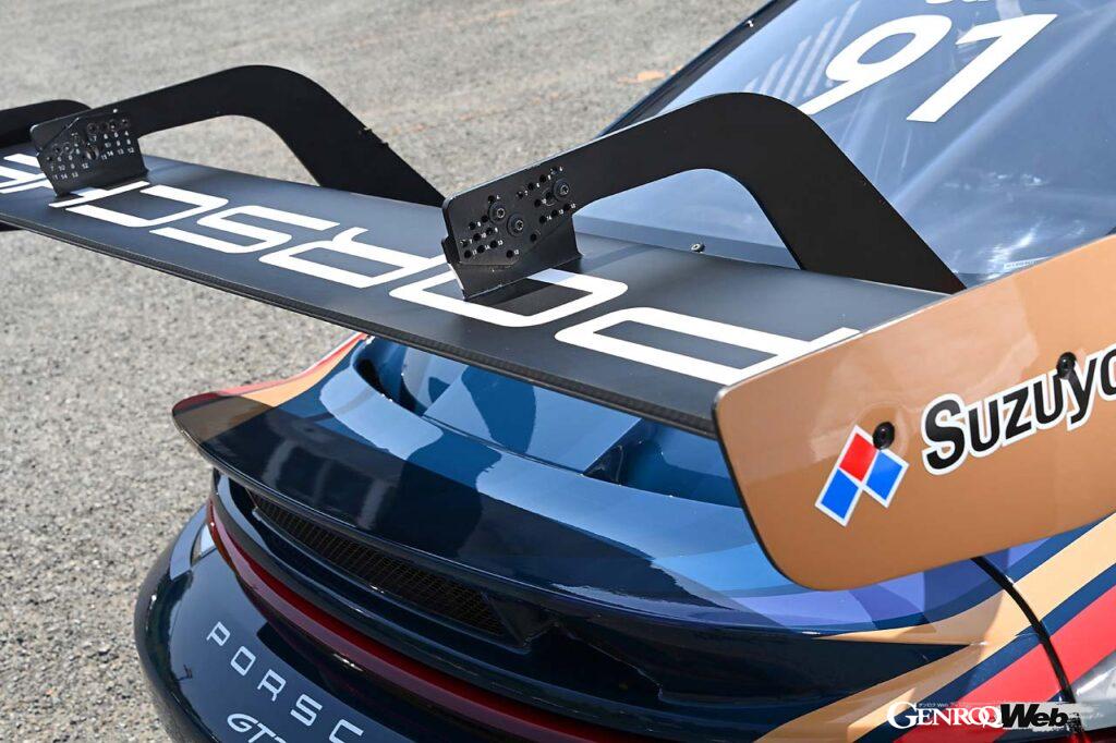 フロントエプロンと大型リヤウイングを備えたリヤスポイラーとの組み合わせにより空力ダウンフォースを増加。“スワンネック”マウントを備えたリヤウイングは11段階の調整が可能。