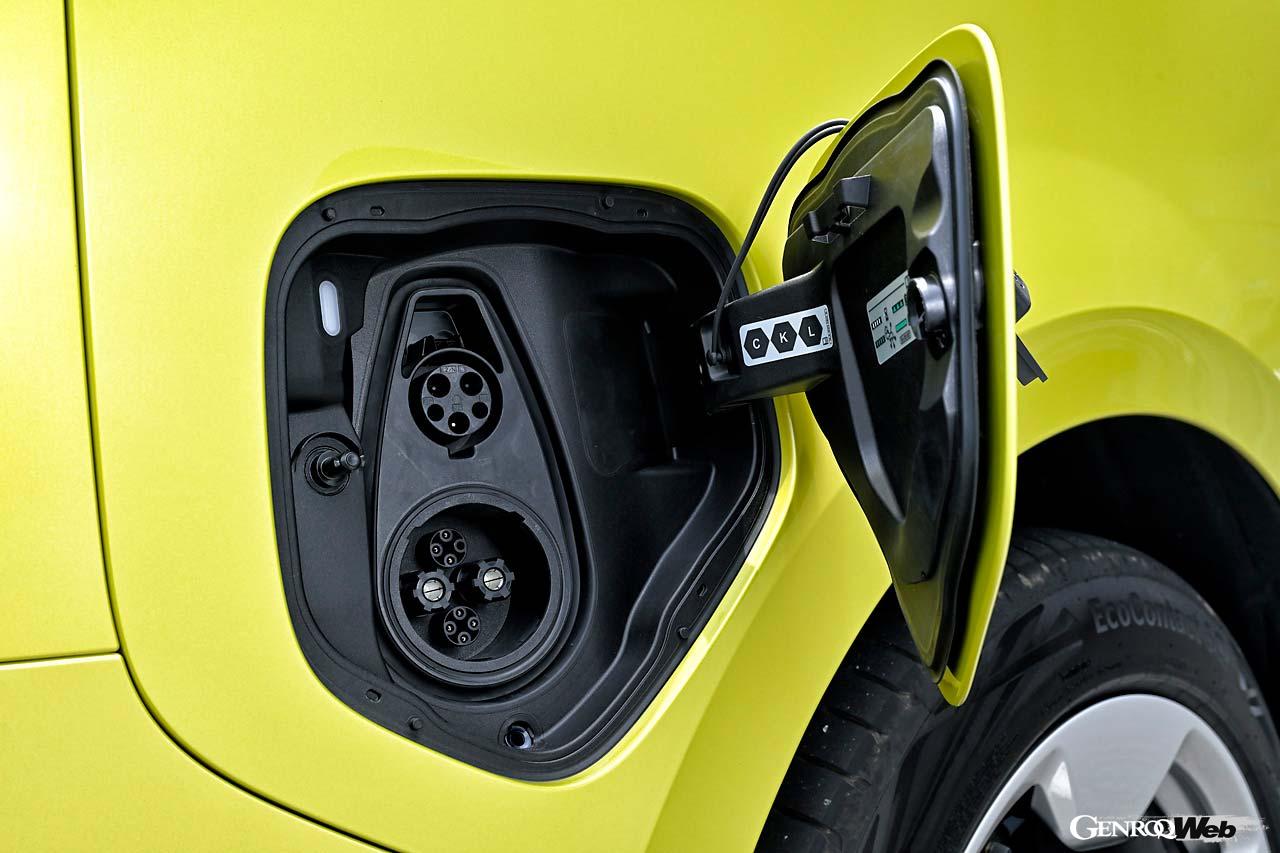 充電口はボディ右側にあり、普通200Vと急速CHAdeMOに対応。なお、借り出し時の充電は100％で、走行可能距離は485kmを示していた。