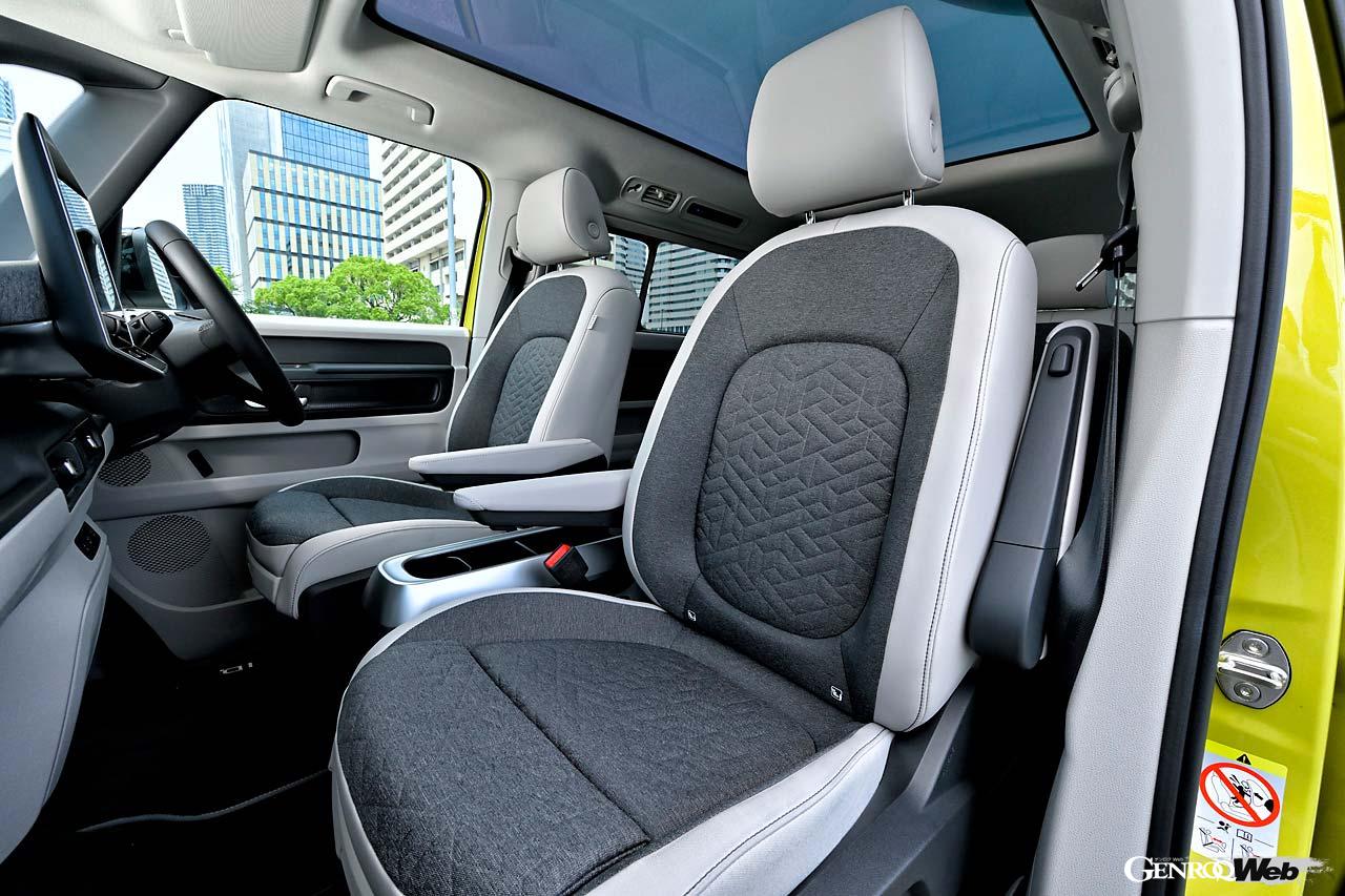 ロングホイールベース仕様のシートは2-3-2レイアウトの7人乗りで、3列目も大人がきちんと座れるゆとりを持つ。3列目は取り外すことも可能。ノーマルは2-2-2の6人乗りとなる。