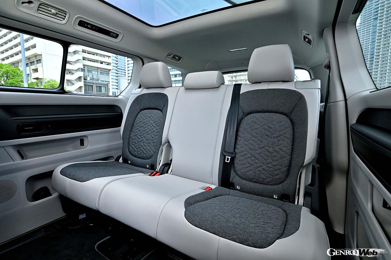 ロングホイールベース仕様のシートは2-3-2レイアウトの7人乗りで、3列目も大人がきちんと座れるゆとりを持つ。3列目は取り外すことも可能。ノーマルは2-2-2の6人乗りとなる。