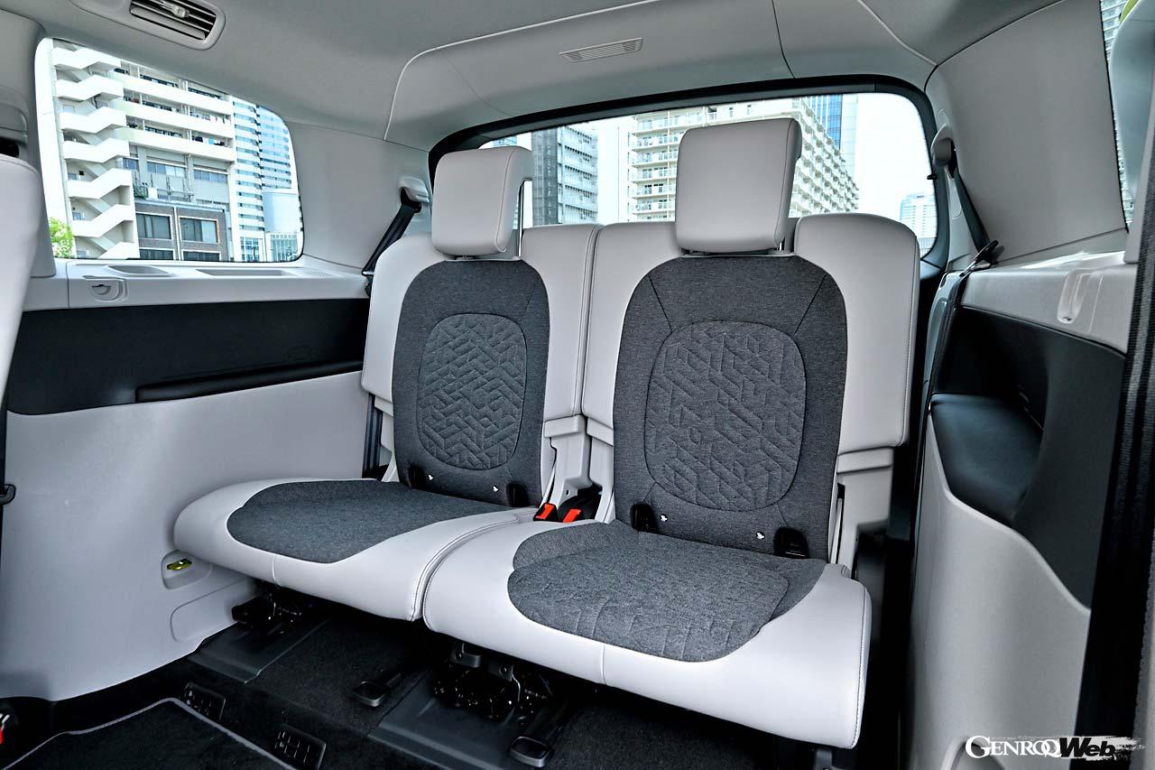 ロングホイールベース仕様のシートは2-3-2レイアウトの7人乗りで、3列目も大人がきちんと座れるゆとりを持つ。3列目は取り外すことも可能。ノーマルは2-2-2の6人乗りとなる。