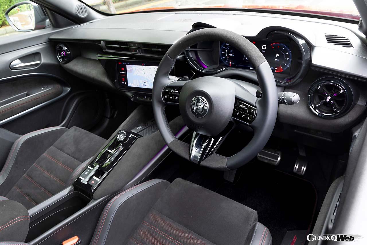 10.25インチのタッチスクリーンナビゲーションは操作性も良好だ。特筆すべきは、今回試乗した限定車「スペチアーレ」だけに採用されるサベルト製スポーツシートのなんたる座り心地の良さよ。全車にぜひともOP設定してほしい素晴らしい造りのシートだ。