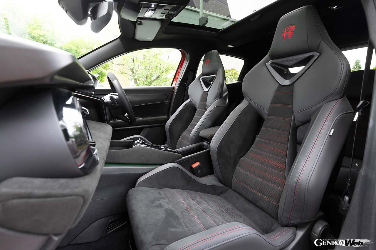 10.25インチのタッチスクリーンナビゲーションは操作性も良好だ。特筆すべきは、今回試乗した限定車「スペチアーレ」だけに採用されるサベルト製スポーツシートのなんたる座り心地の良さよ。全車にぜひともOP設定してほしい素晴らしい造りのシートだ。