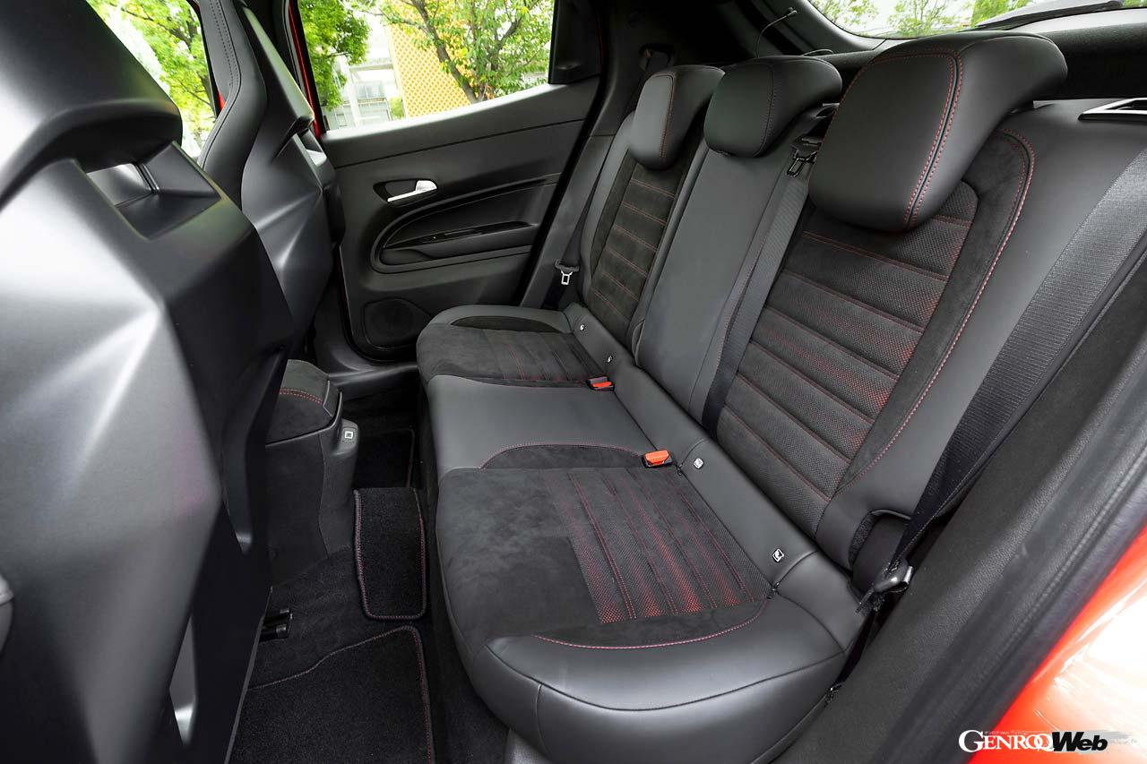 10.25インチのタッチスクリーンナビゲーションは操作性も良好だ。特筆すべきは、今回試乗した限定車「スペチアーレ」だけに採用されるサベルト製スポーツシートのなんたる座り心地の良さよ。全車にぜひともOP設定してほしい素晴らしい造りのシートだ。