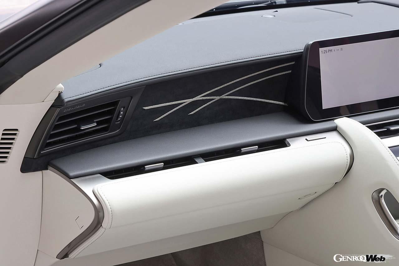 助手席前パネルに入れられた刺しゅうはピナクル専用の装備。