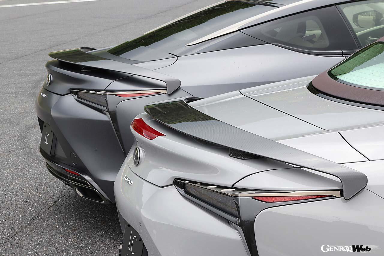 カーボン製のリヤウイングはトランクリッドの曲面に沿う美しい形状。これも特別仕様車ピナクルの専用装備だ。