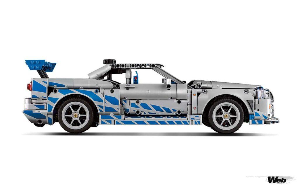 サイドシルエットはまさにR34 GT-R。映画のカラーリングも見事に再現されている。