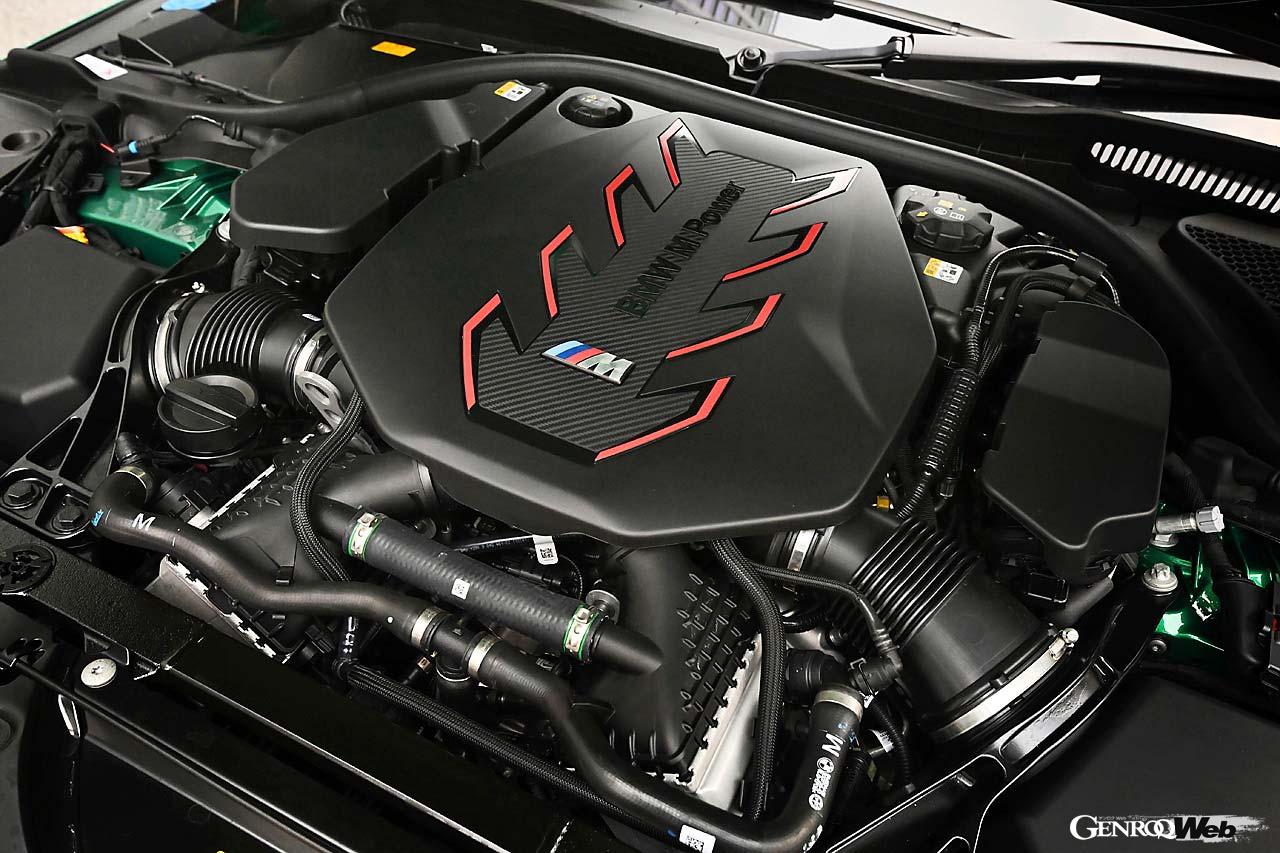 585PS/750Nmを発生するBMW謹製の4.4リッターV8ツインターボにモーターを組み合わせる。システムアウトプットは727PS/1000Nmと強烈なスペックだ。