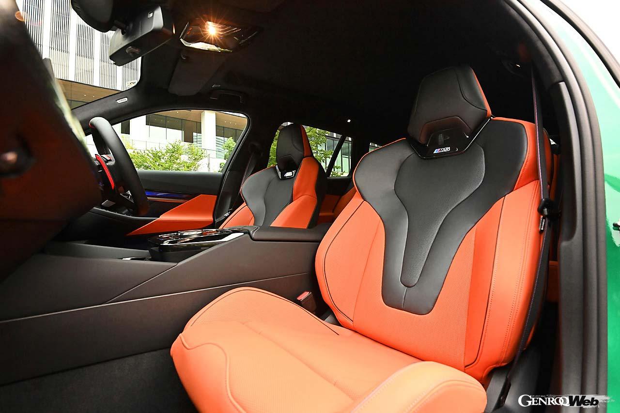 直感的な操作が可能な大型ディスプレイを採用する。音声コントロール、タッチ操作、M専用コントローラーを使ってインフォテインメントシステムを操作できる。