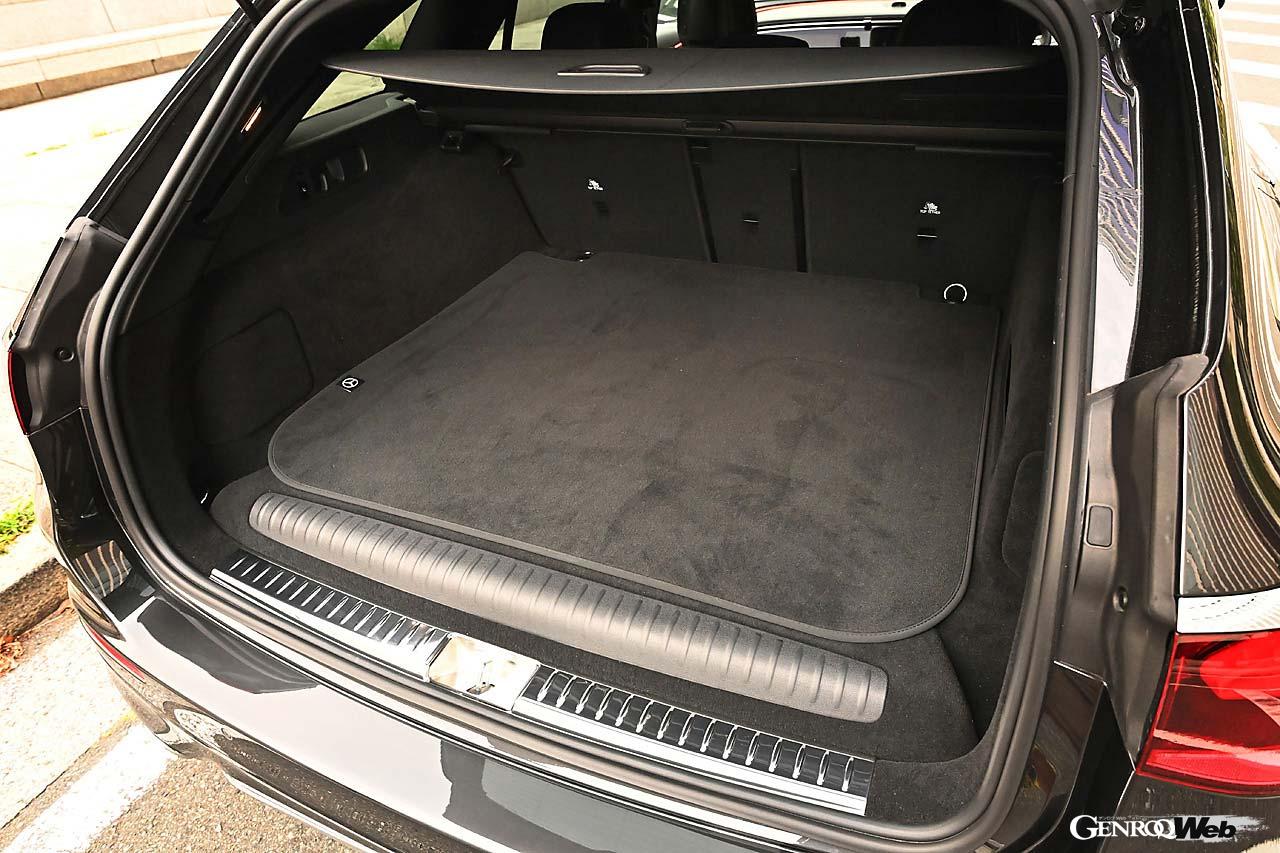 通常時460リットルのラゲッジ容量を誇るE53ハイブリッド4マティック＋ステーションワゴン。