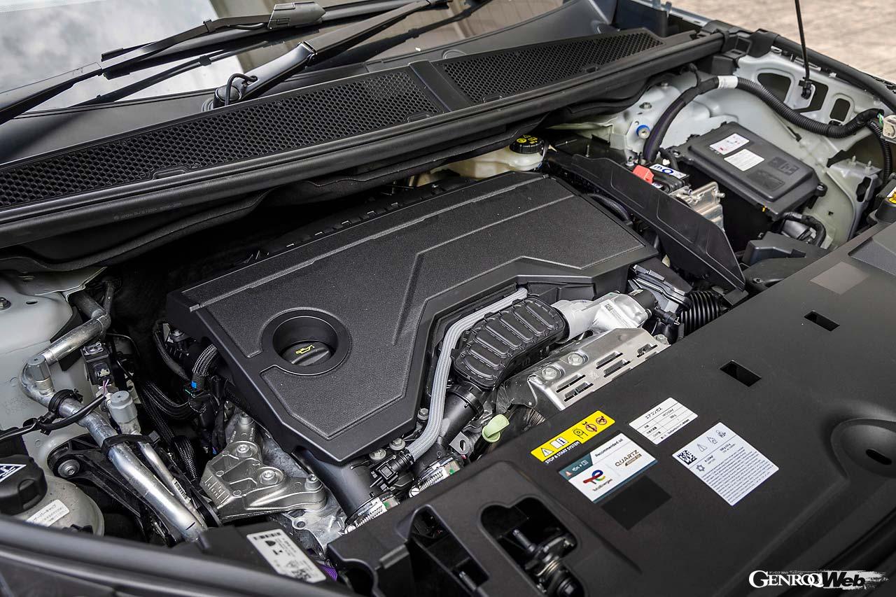 1.2リッター3気筒エンジンは136PS/230Nm。22PSの駆動用モーターは発電も行う。