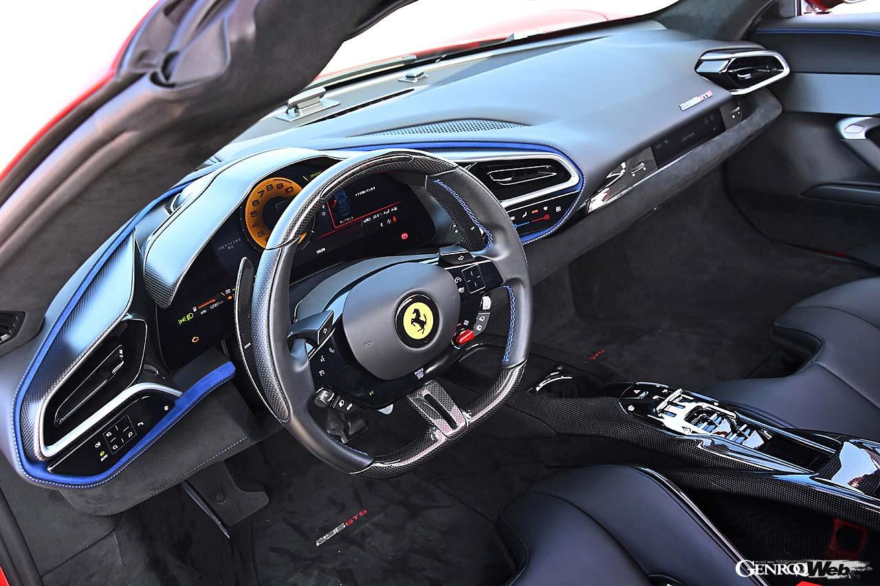 ダッシュボードとセンターコンソールを分断し、必要な情報はすべてドライバー正面に集約した296GTSは、レーシングマシンにも通じる哲学を感じさせる。