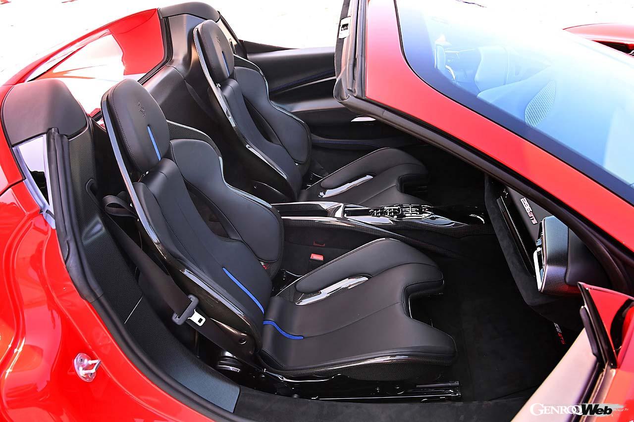 撮影車が装着していたのはカーボン製のスポーツシート。ホールド性が高いのはもちろん、ハイト調節も可能なので、誰でもベストポジションが得られる。シート背後には駆動用バッテリーが搭載される。