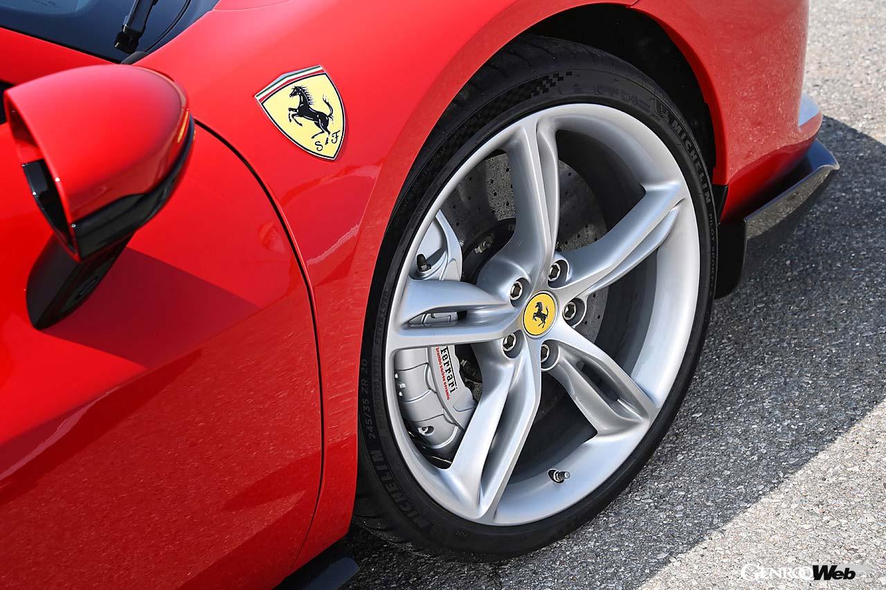 ブレーキにはカーボンセラミックローターを採用。微妙な速度調整も思いのままだ。