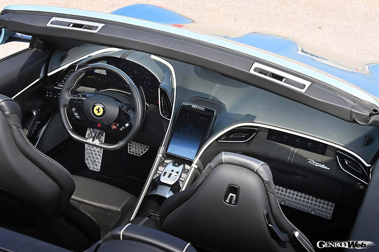 乗員を隔てるデザインでパーソナルな空間を演出。296GTSとはデザイン哲学がまるで異なるのが面白い。