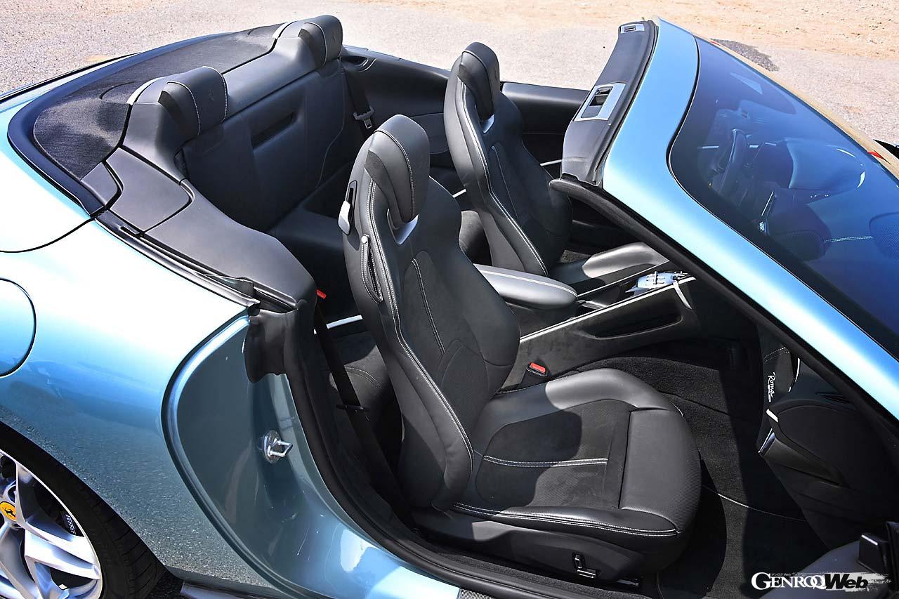 かなり狭いが後席を持つのは、カリフォルニアから続くV8 FRフェラーリの美点。後席背もたれから立ち上がるウインドディフレクターの効果はかなり大きい。