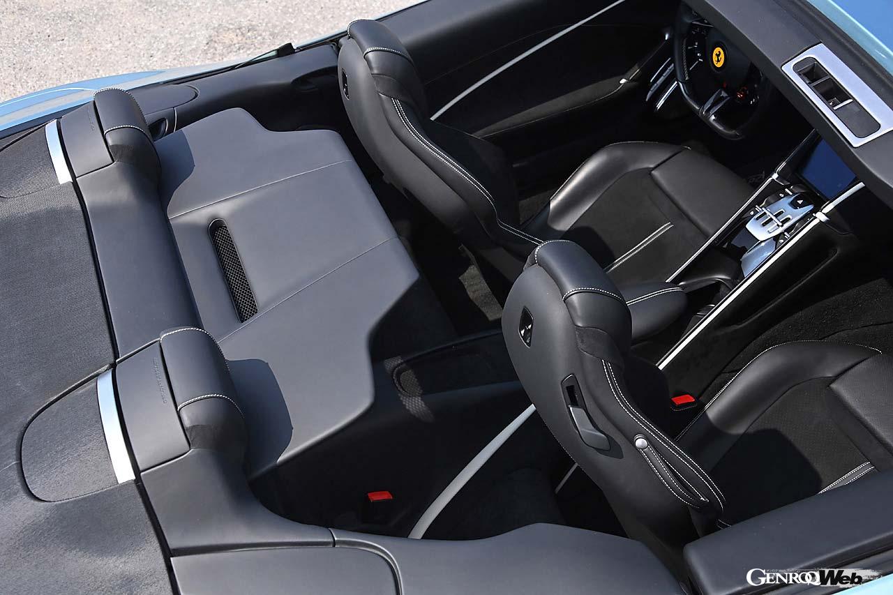 かなり狭いが後席を持つのは、カリフォルニアから続くV8 FRフェラーリの美点。後席背もたれから立ち上がるウインドディフレクターの効果はかなり大きい。
