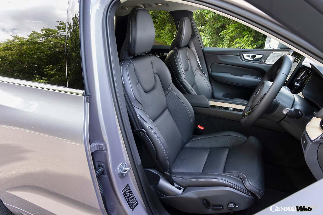 「ウルトラ」系グレードにはファインナッパレザーが標準装備、無償オプションとしてリサイクル素材とバイオ素材から作られる「ノルディコ」テキスタイルが用意される。