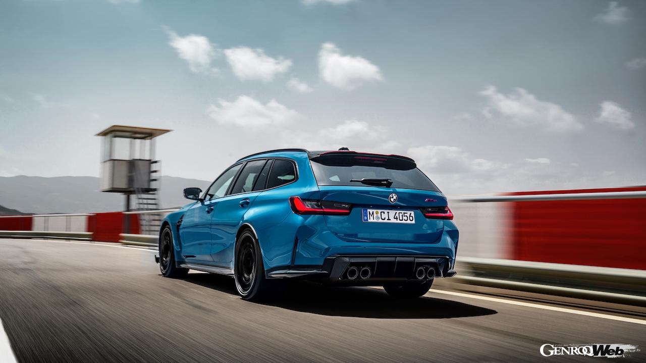 30台が限定導入される「BMW M3 CS ツーリング」の走行シーン。