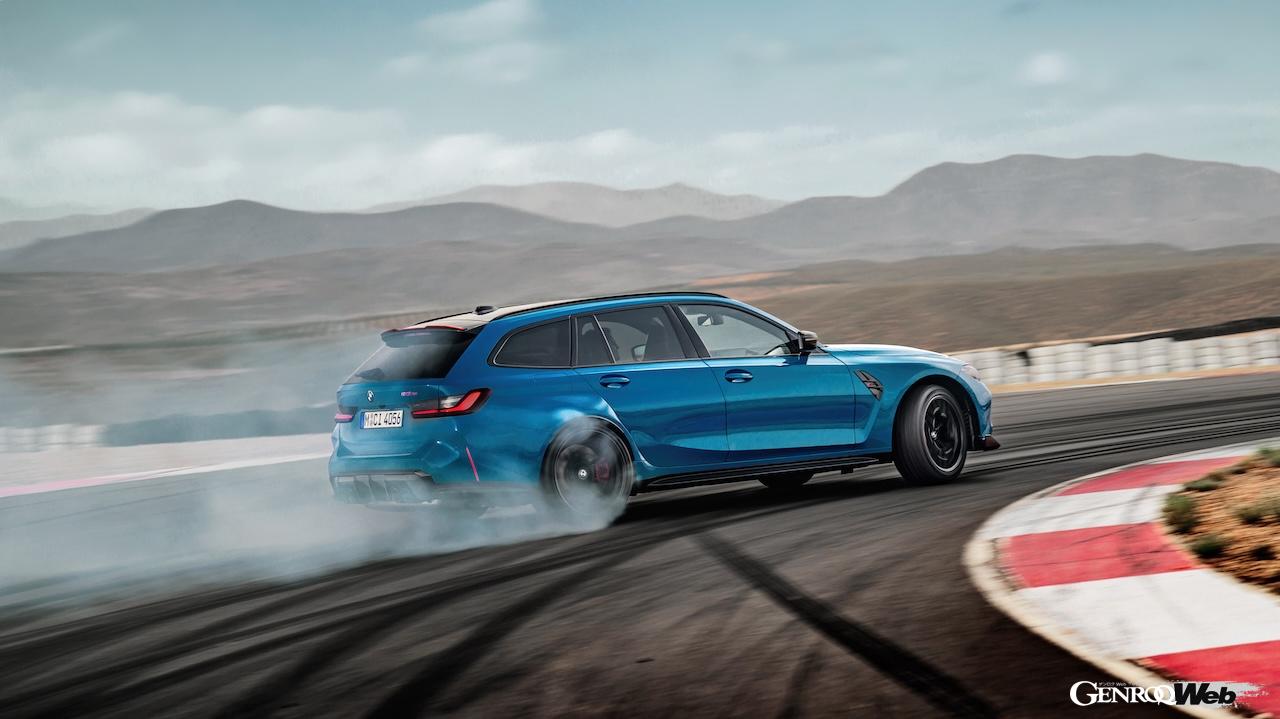 30台が限定導入される「BMW M3 CS ツーリング」の走行シーン。