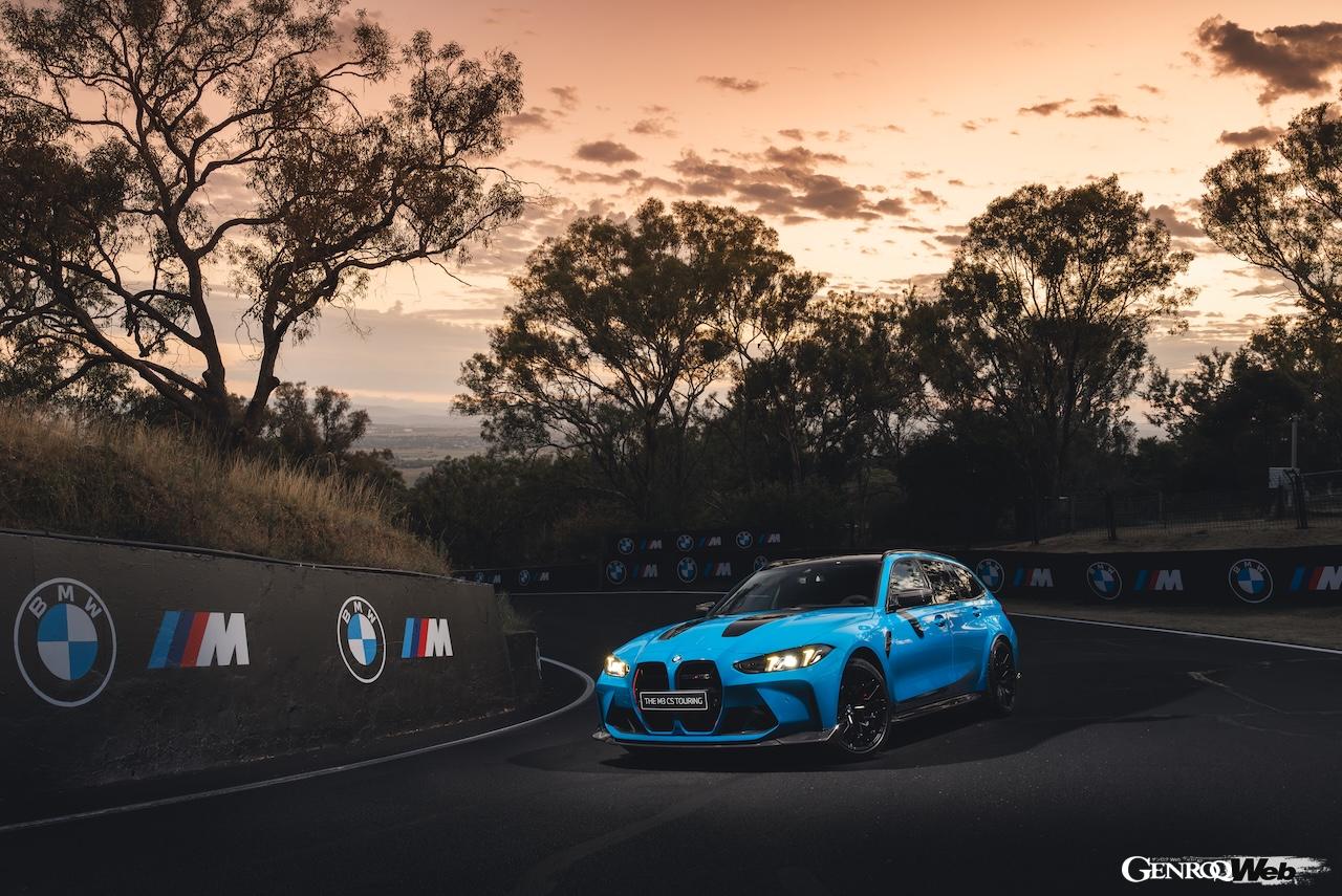30台が限定導入される「BMW M3 CS ツーリング」の走行シーン。