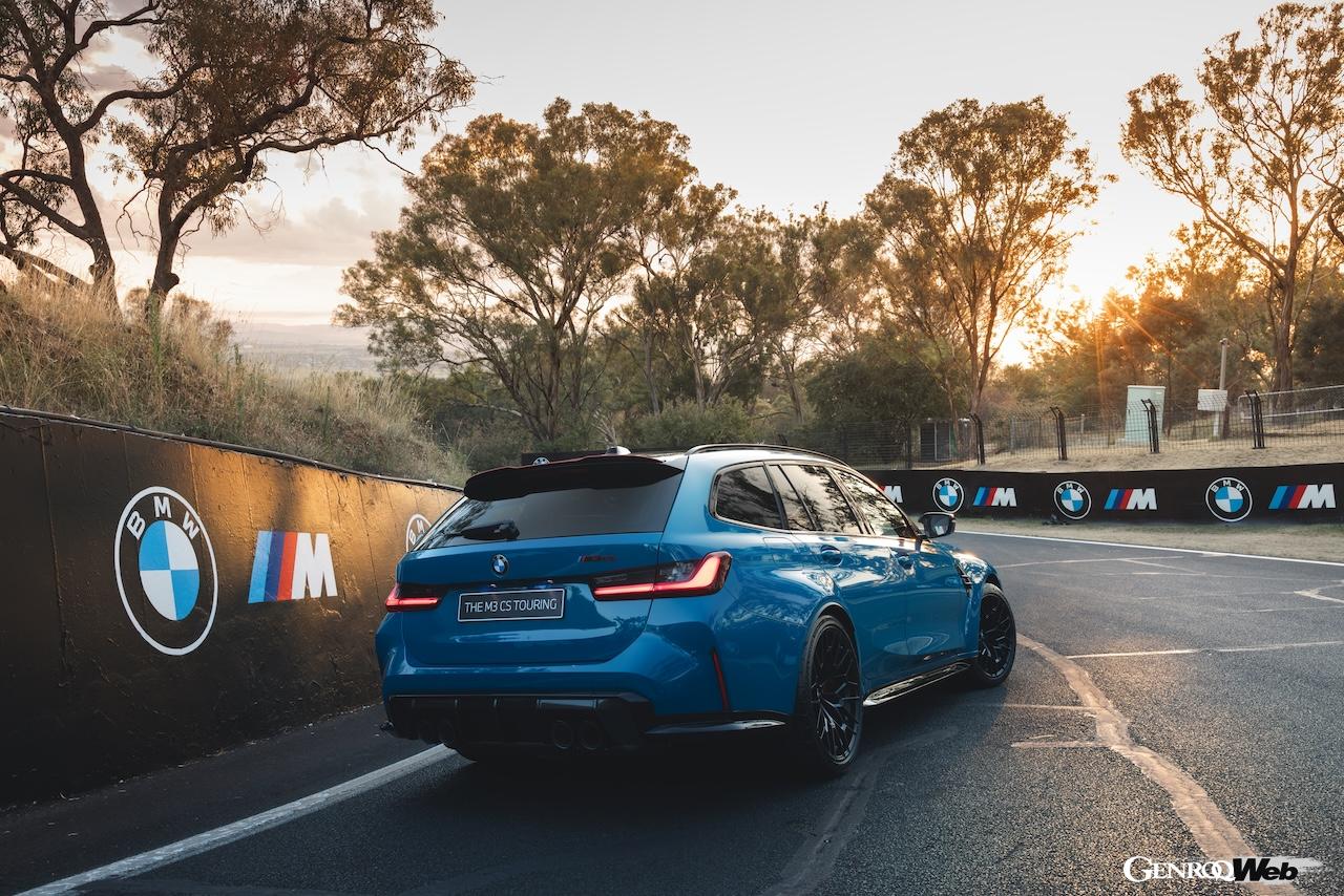 30台が限定導入される「BMW M3 CS ツーリング」の走行シーン。