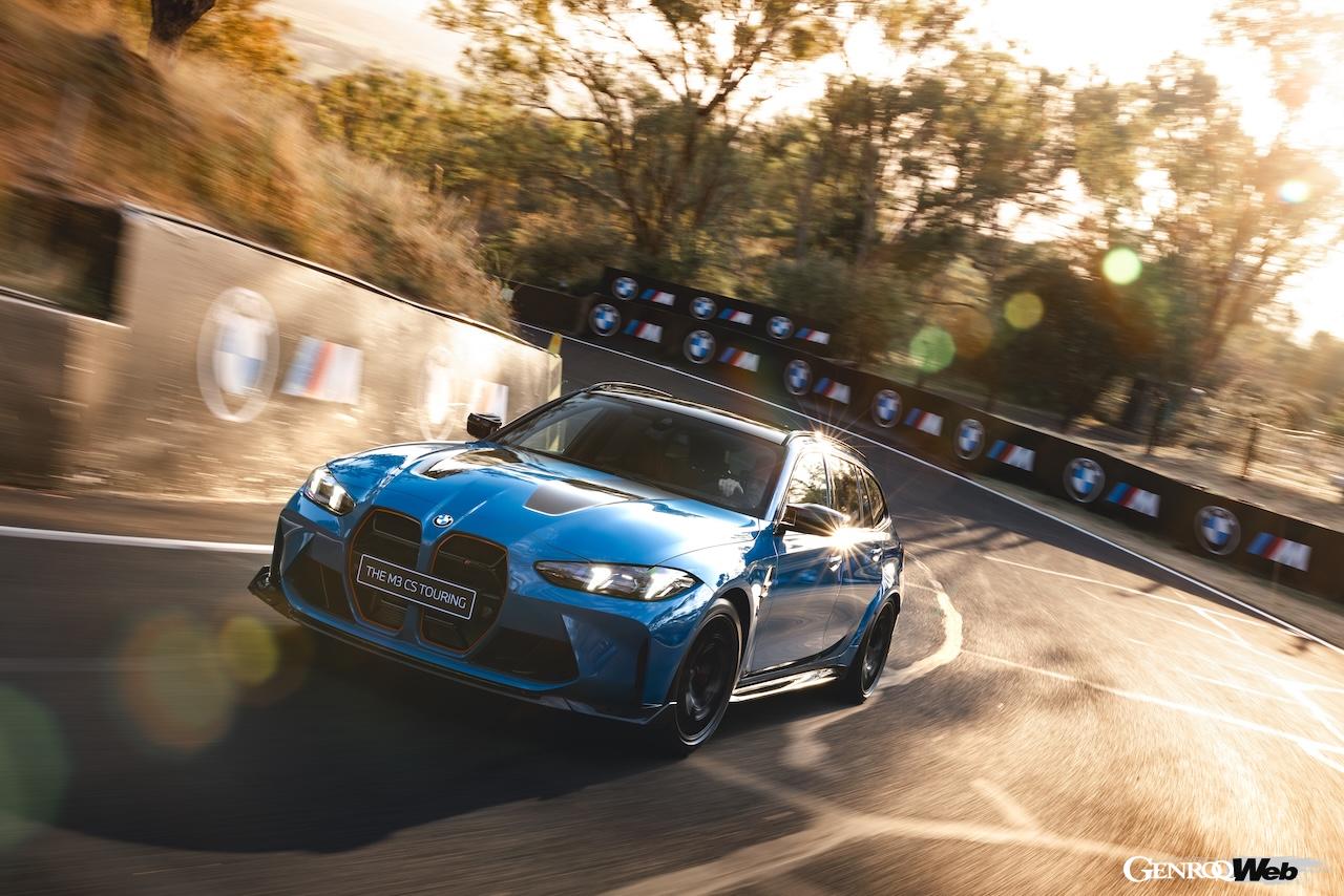 30台が限定導入される「BMW M3 CS ツーリング」の走行シーン。