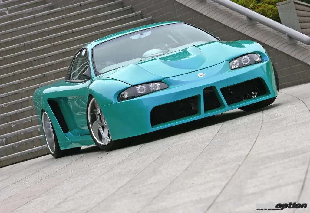 正体不明すぎるだろ！」内外装フルカスタムの近未来的スーパーカーに