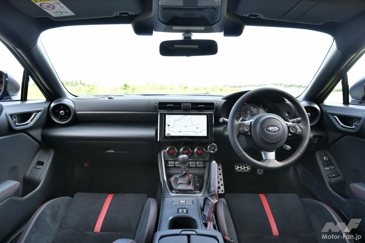 新型スバルBRZのSグレードのインパネ