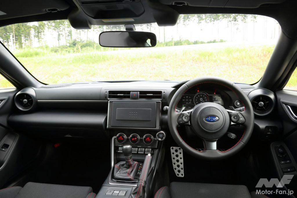 新型スバルBRZのRグレードのインパネ