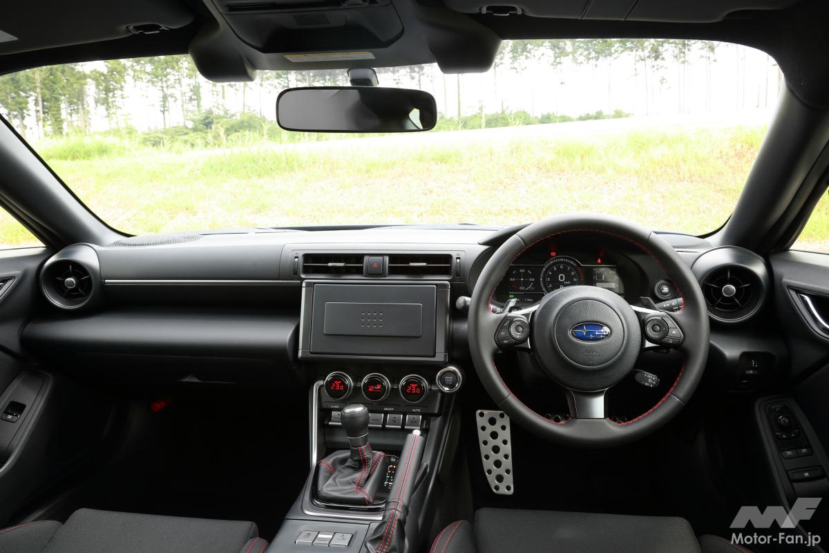新型スバルBRZのRグレードのインパネ