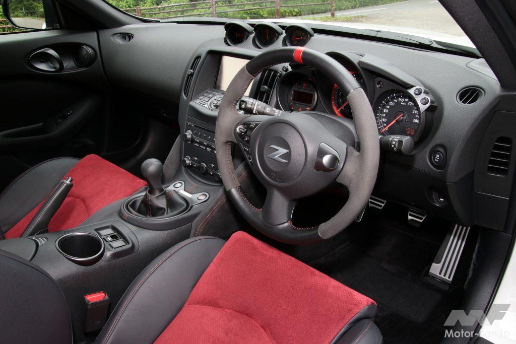 Z伝統の3連メーターを備えた古典的なデザインの運転席まわり