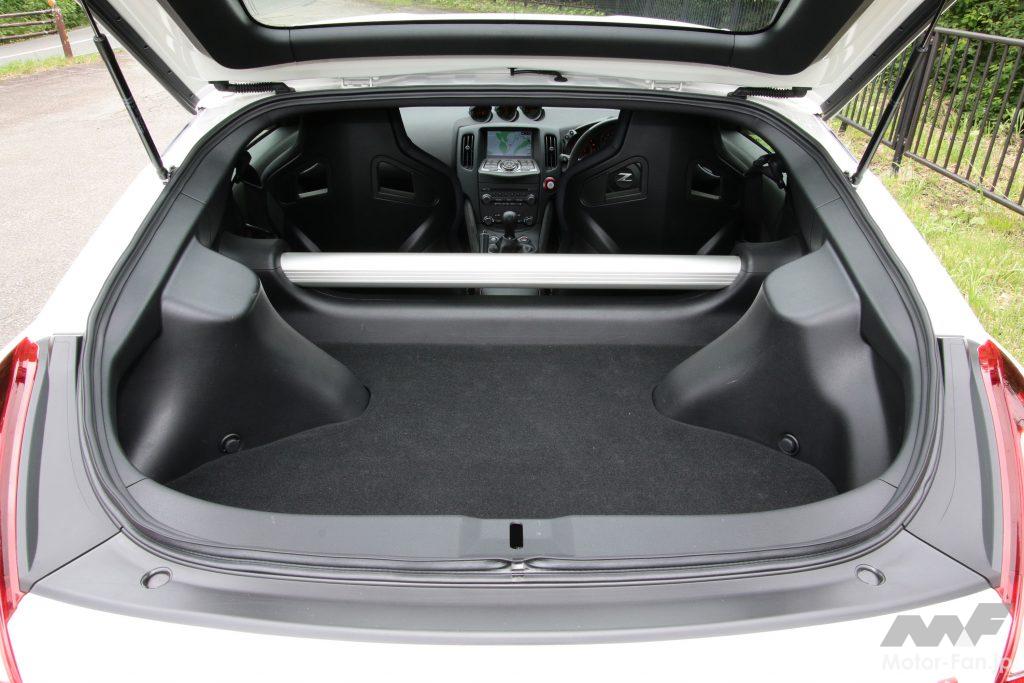 フロア面積だけではなく天地方向の深さも充分に備わったラゲッジルーム