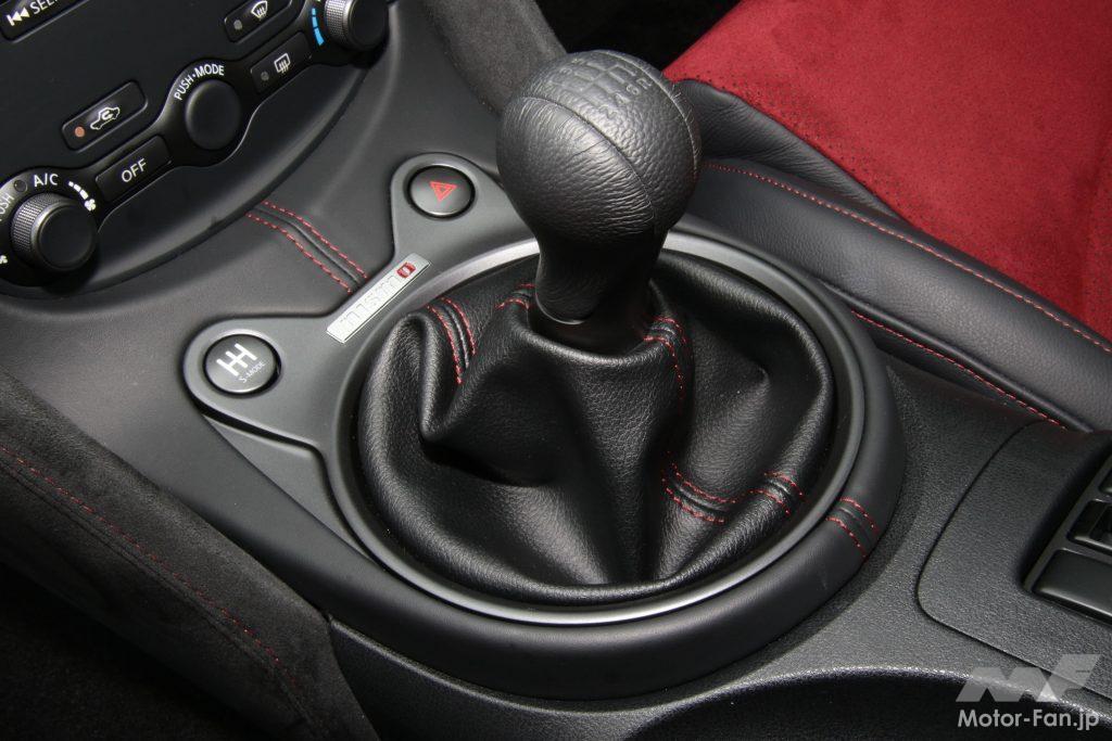 6速MTのシフトレバー。左奥はシンクロレブコントロールのON/OFFスイッチ