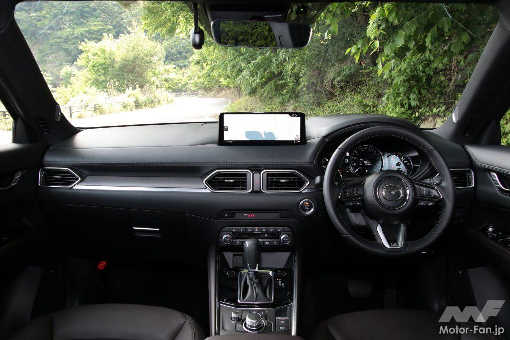 CX-5の運転席まわりは上質ながら機能性を重視した設計。センターディスプレイは視認性にやや難あり