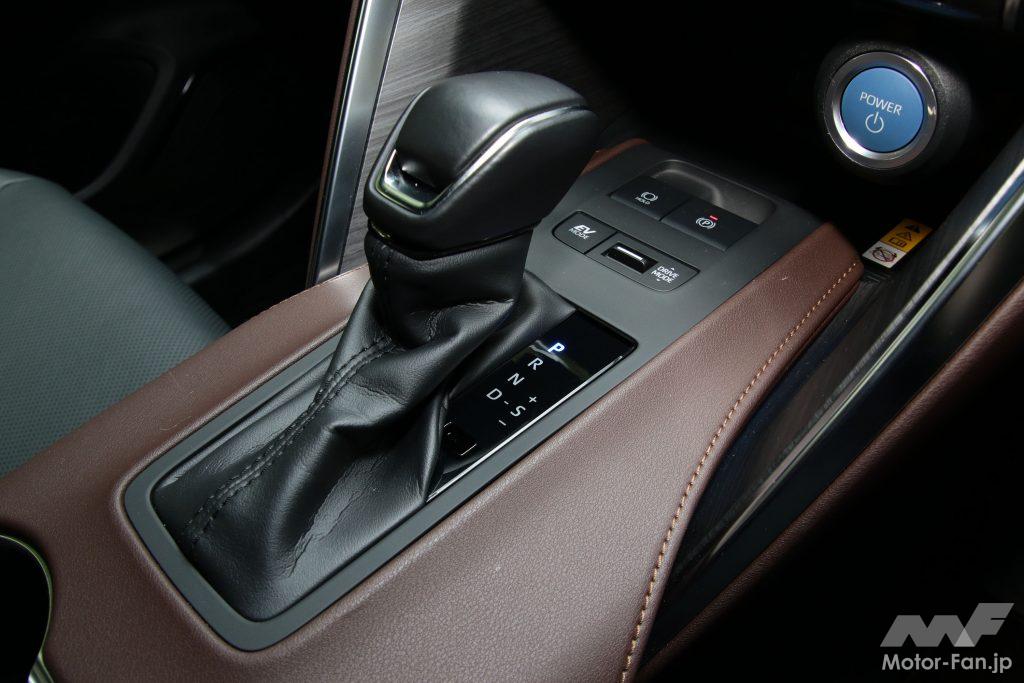 ハリアーのセンターコンソール。EPBなどのスイッチがシフトレバーの奥に配置されている