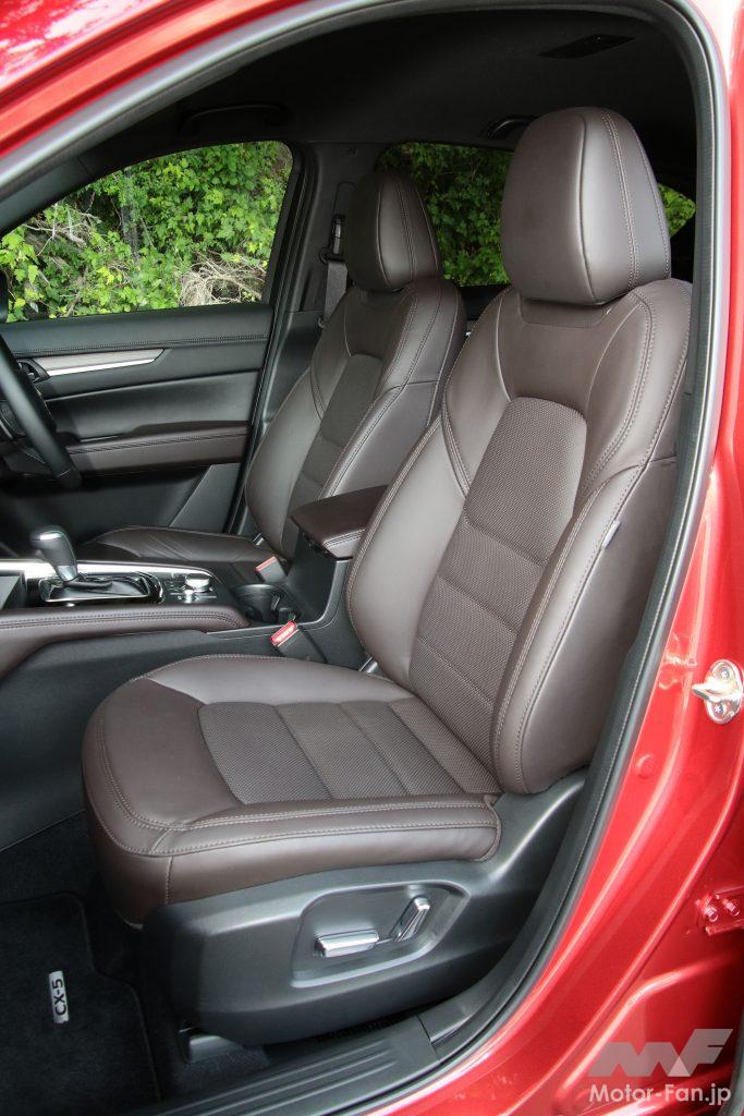 CX-5のフロントナッパレザーシート。座面長は49cm、背もたれの高さは61cm（同）