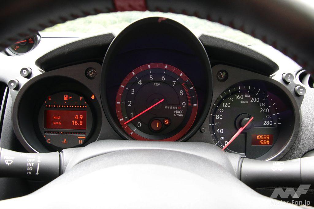 レブリミット7500rpmのタコメーターを中央に配置したメーターパネル