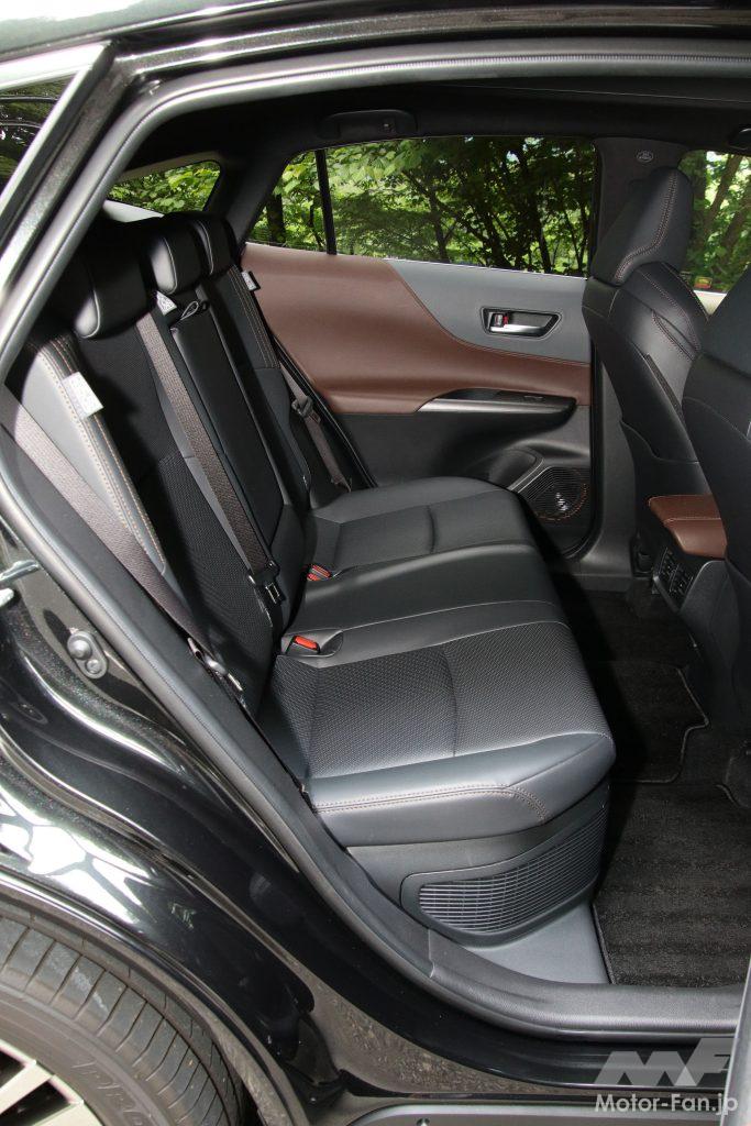 ハリアーのリヤシート。座面長は51cm、背もたれ高は62cm、ニークリアランスは15cm、ヘッドクリアランスは5cm（同）