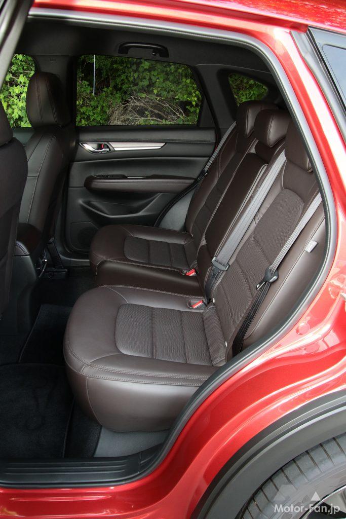 CX-5のリヤシート。座面長は49cm、背もたれ高は61cm、ニークリアランスは15cm、ヘッドクリアランスは10cm（同）