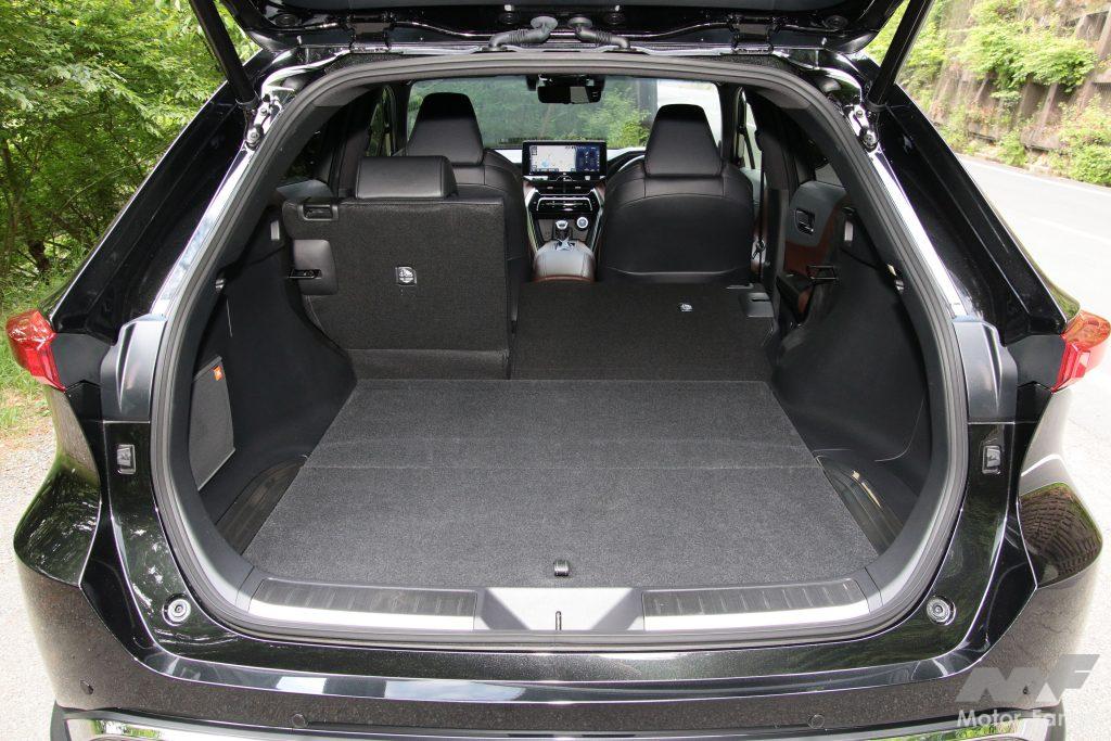 ハリアーのラゲッジルーム。後席背もたれは4：6分割可倒式。奥行きは98～185cm、幅は98cm、高さは71cm、開口部地上高は80cm（同）