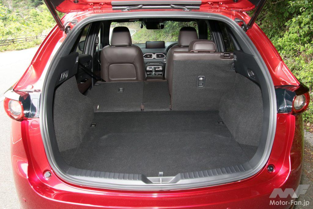 CX-5のラゲッジルーム。後席背もたれは4：2：4分割可倒式。奥行きは96～175cm、幅は104cm、高さは79cm、開口部地上高は73cm（同）