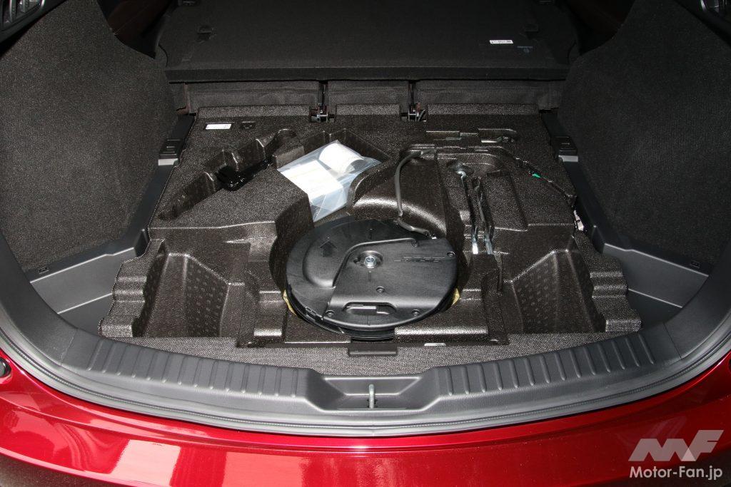 CX-5のラゲッジフロア下。ボーズサウンドシステム装着車は工具入れの中央にサブウーファーが鎮座するため、残された収納スペースはごくわずか