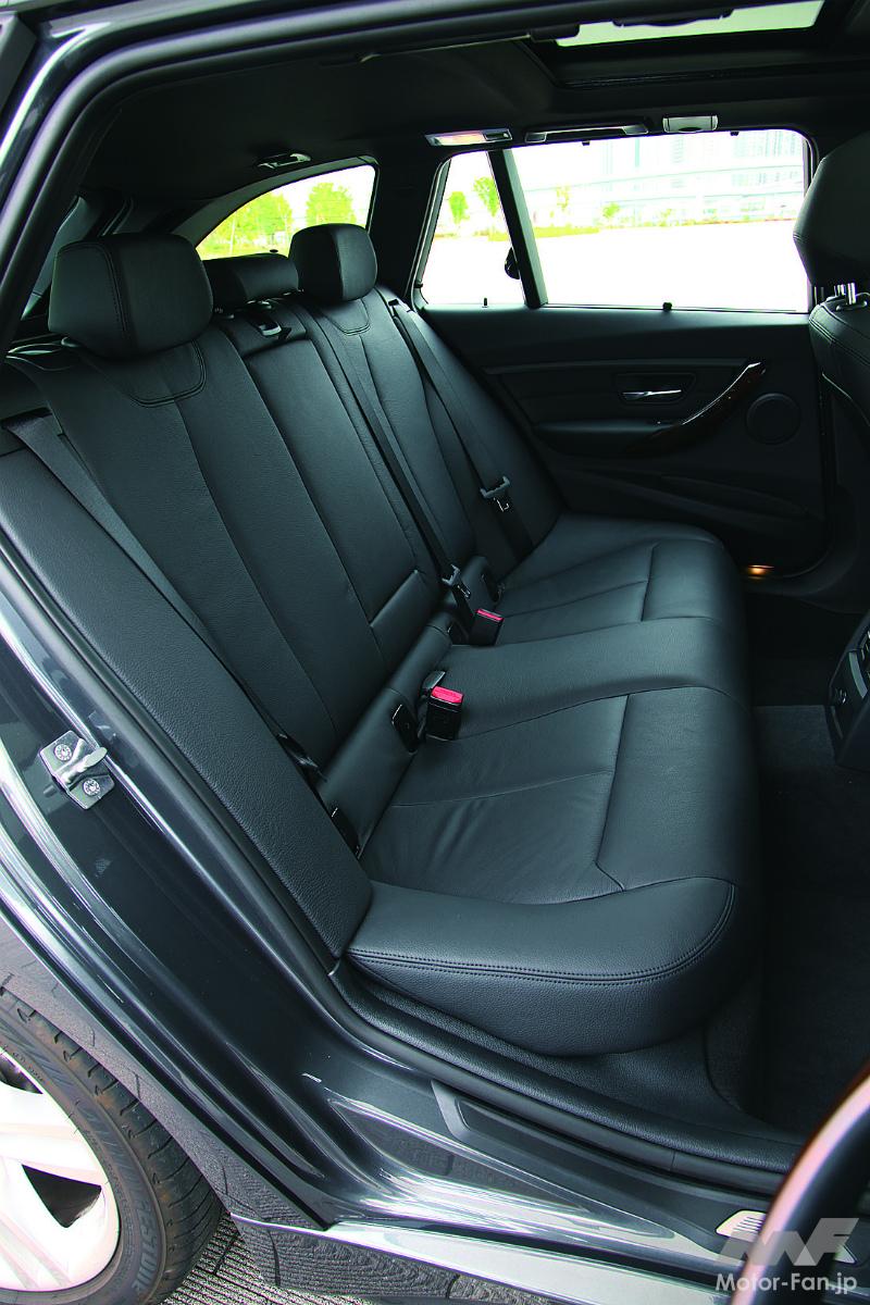 BMW 3シリーズ ツーリングの後席