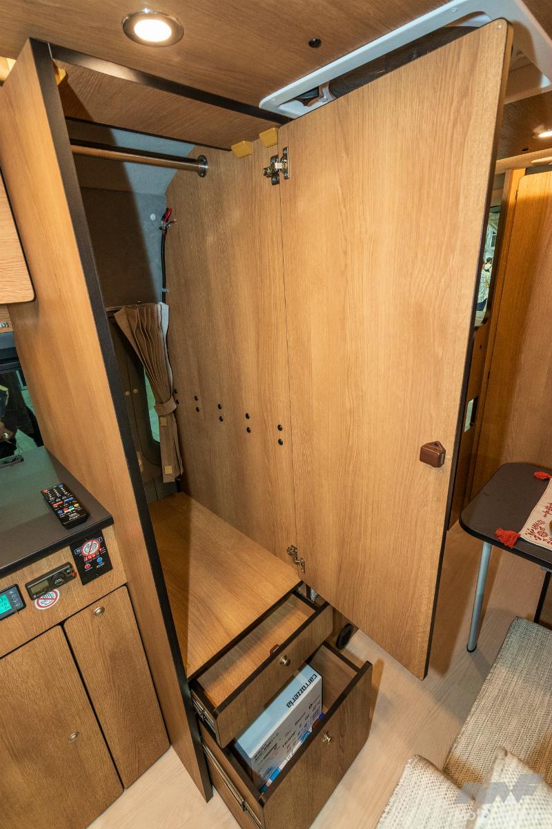 さらにベッドとギャレーの間にはクローゼットが設けられており、衣服などをかけておくことができるのはいい。
