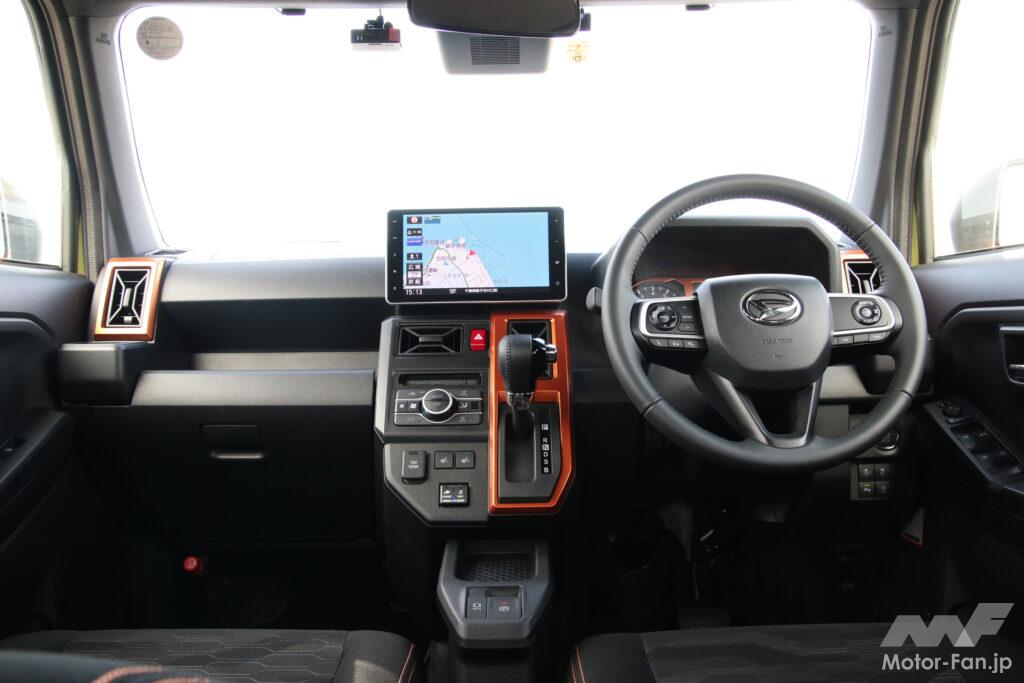 幅方向の狭さを感じるものの包まれ感のある運転席まわり