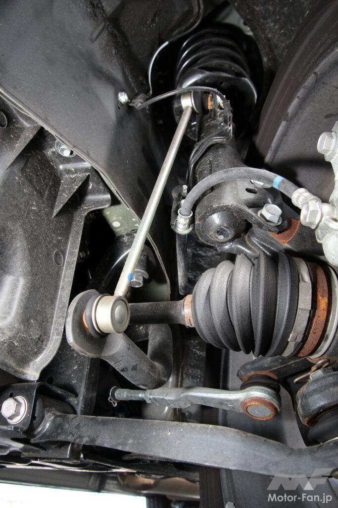 フロントサスペンションはストラット式