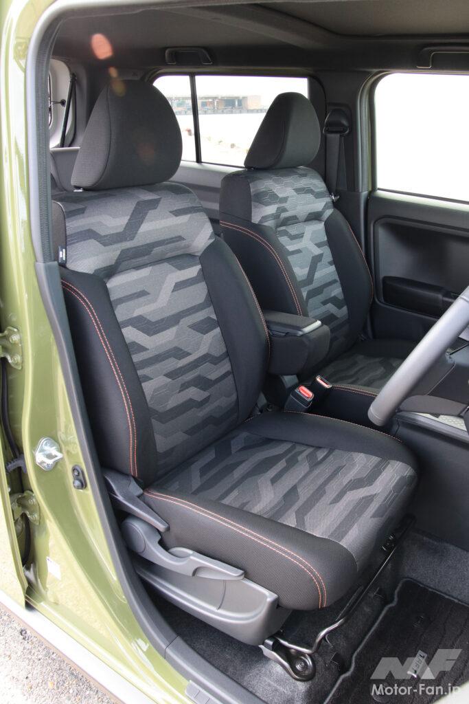 フロントシートは背もたれの分割位置の窪みが大きいのが難点