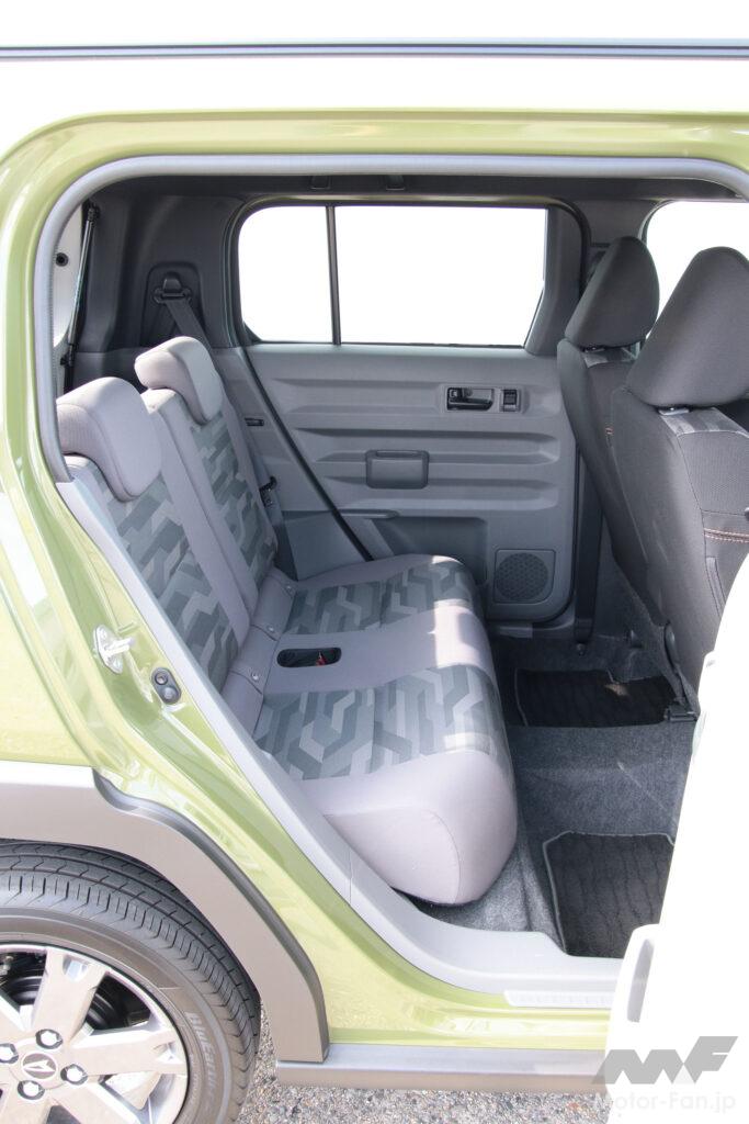 リヤシートはフィット感、広さともロッキーを上回る快適さ